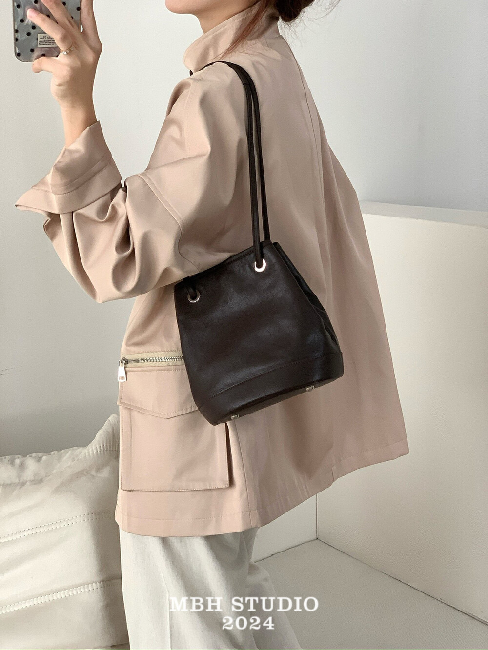 MBH Top-Grain Vegetable-Tanned Leather Bucket Bag Retro Minimalist Crossbody Shoulder Bag - Image 3