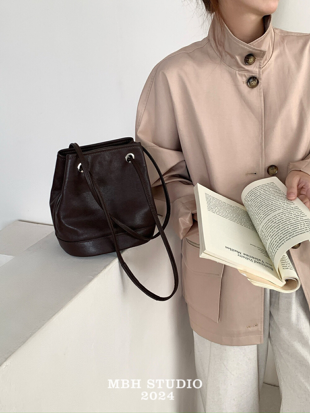 MBH Top-Grain Vegetable-Tanned Leather Bucket Bag Retro Minimalist Crossbody Shoulder Bag - Image 4