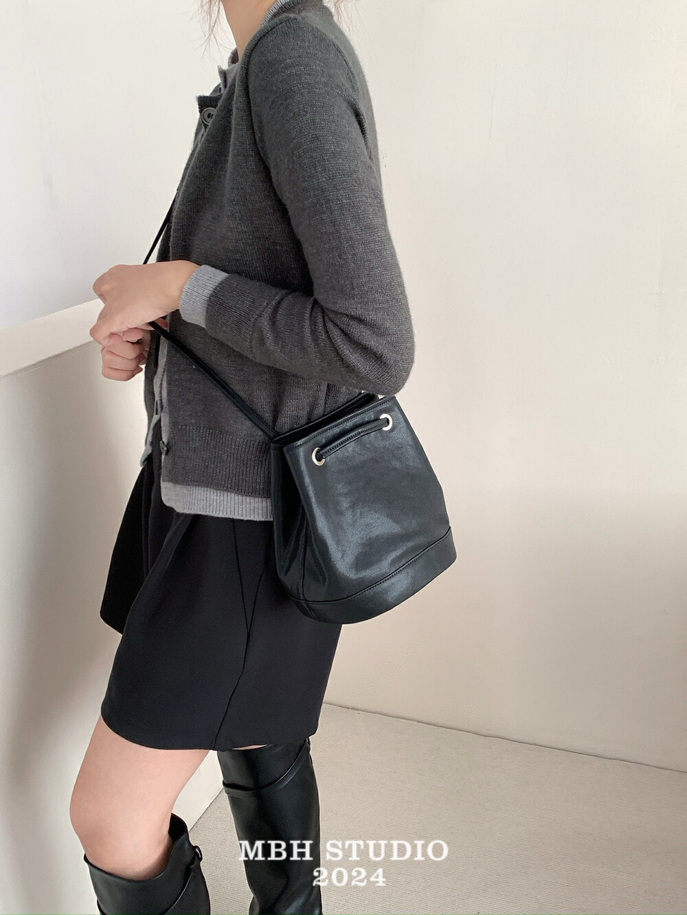 MBH Top-Grain Vegetable-Tanned Leather Bucket Bag Retro Minimalist Crossbody Shoulder Bag - Image 2